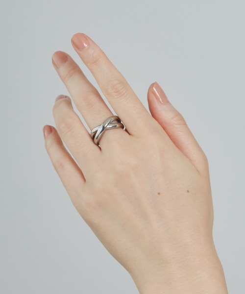 ciite' surgical stainless(シーテサージカルステンレス)の「【 金属アレルギー対応 】 クロスリング サージカルステンレス (リング・レディース・ゴールド/シルバー・9号/11号)」の2枚目の写真