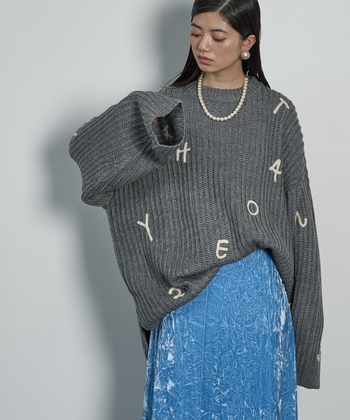 THE YOn(ザヨン)の「レタリング刺繍ルーズフィットニットプルオーバー(ニット/セーター・レディース・ブラック/アイボリー/グレー・FREE)」の3枚目の写真