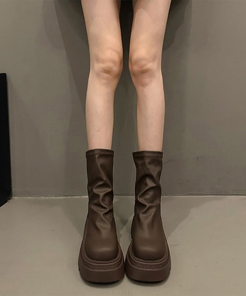 Lace Ladies（レースレディース）の「バックファスナー レザー調 厚底 ショート ブーツ（ブーツ・レディース・グレイッシュベージュ/ブラック・22.5cm/23cm/23.5cm/24cm/24.5cm/25cm）」の4枚目の写真