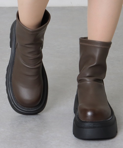 Lace Ladies（レースレディース）の「バックファスナー レザー調 厚底 ショート ブーツ（ブーツ・レディース・グレイッシュベージュ/ブラック・22.5cm/23cm/23.5cm/24cm/24.5cm/25cm）」の14枚目の写真