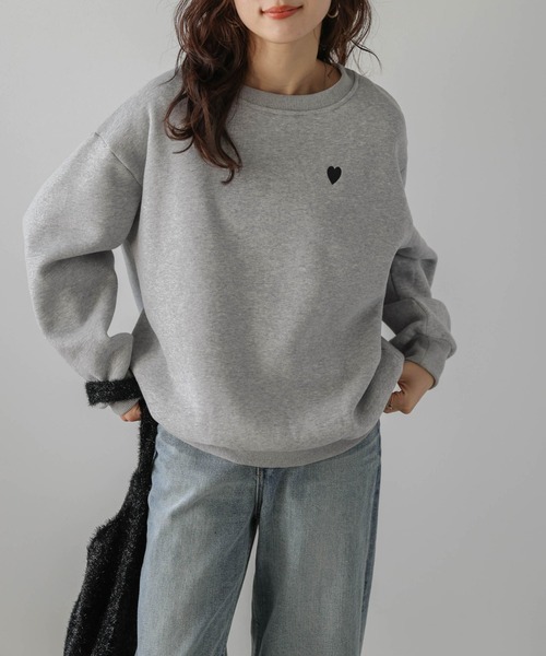 SUGAR BISKET(シュガービスケット)の「裏起毛 ハート刺繍スウェットプルオーバー(スウェット・レディース・グレー/ブラック/ブラウン/ネイビー・フリー)」の2枚目の写真