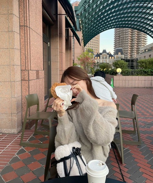 YOUING.(ユイン)の「オフショルフェザーヤーンニット(ニット/セーター・レディース・アイボリー/ベージュ/チャコール・MEDIUM/LARGE)」の4枚目の写真