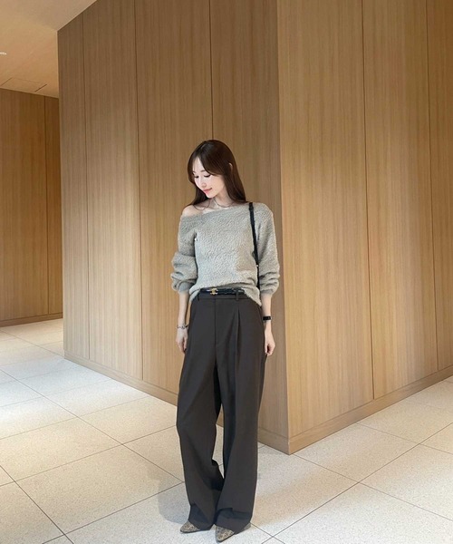 YOUING.(ユイン)の「オフショルフェザーヤーンニット(ニット/セーター・レディース・アイボリー/ベージュ/チャコール・MEDIUM/LARGE)」の5枚目の写真