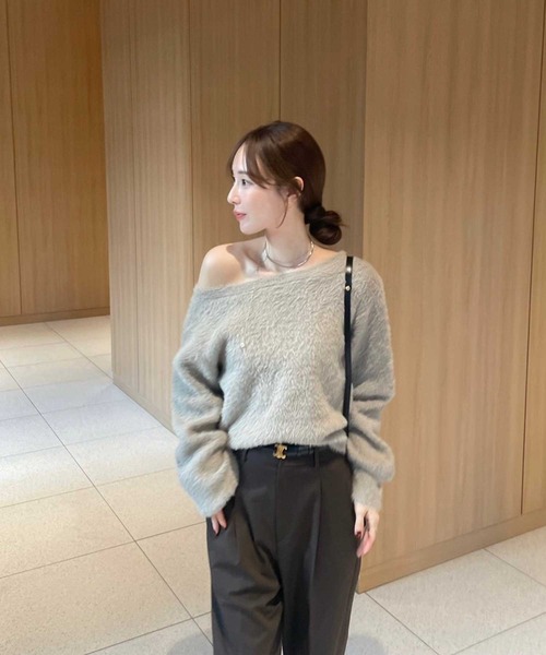 YOUING.(ユイン)の「オフショルフェザーヤーンニット(ニット/セーター・レディース・アイボリー/ベージュ/チャコール・MEDIUM/LARGE)」の6枚目の写真