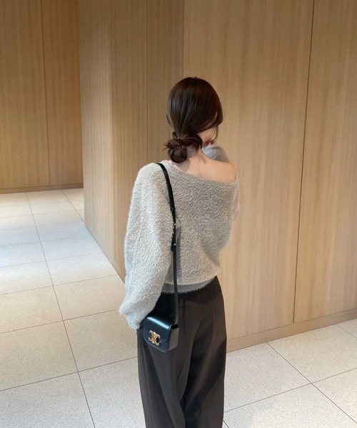 YOUING.(ユイン)の「オフショルフェザーヤーンニット(ニット/セーター・レディース・アイボリー/ベージュ/チャコール・MEDIUM/LARGE)」の7枚目の写真