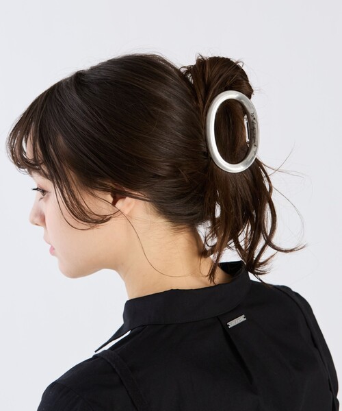 To b. by agnes b.(トゥービーバイアニエスベー)の「ロゴ ヘアクリップ(ヘアゴム・レディース・シルバー系その他・FREE)」の5枚目の写真