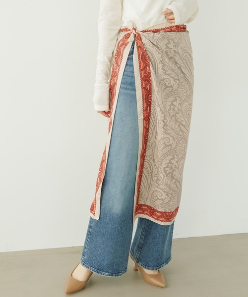 BAYFLOW(ベイフロー)の「90×90 ペイズリースカーフ(バンダナ/スカーフ・レディース・アイボリー/レッド・FREE)」の1枚目の写真