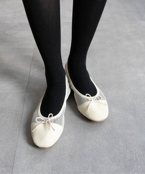 Fabby fabby（ファビィーファビィー）の「フラットメッシュリボンシューズ（その他シューズ・レディース・オフホワイト/ブラック・LARGE/MEDIUM/SMALL）」の4枚目の写真
