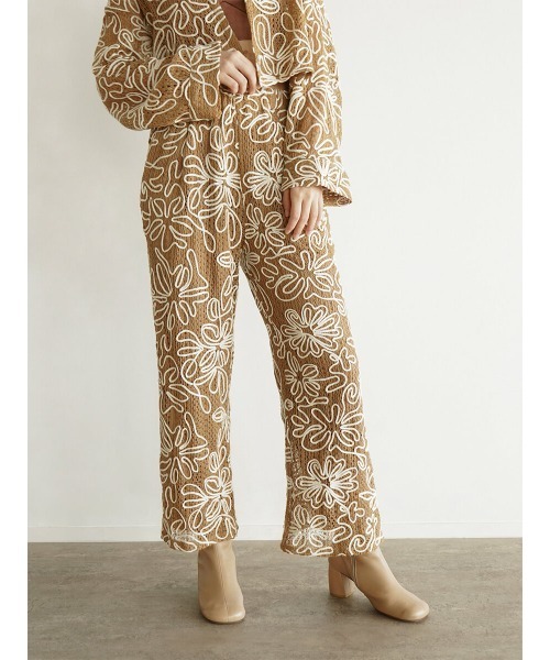 FIKA.(フィーカ)の「Flower embroidery wide pants(その他パンツ・レディース・モカ/オフホワイト・MEDIUM)」の2枚目の写真