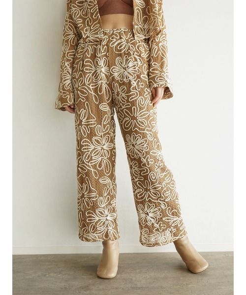 FIKA.(フィーカ)の「Flower embroidery wide pants(その他パンツ・レディース・モカ/オフホワイト・MEDIUM)」の7枚目の写真