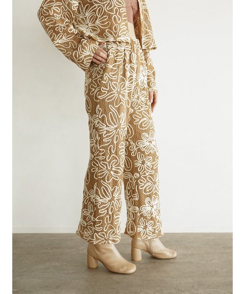 FIKA.(フィーカ)の「Flower embroidery wide pants(その他パンツ・レディース・モカ/オフホワイト・MEDIUM)」の8枚目の写真