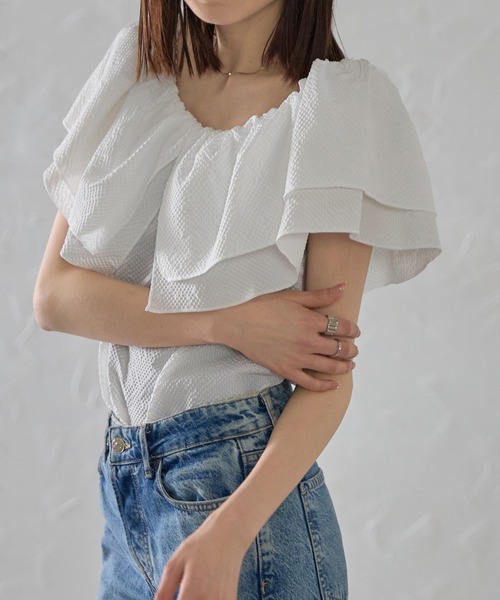each（イーチ）の「ビッグフリルブラウス/オフショル・前後2WAY（シャツ/ブラウス・レディース・ベージュ/ホワイト・FREE）」の3枚目の写真
