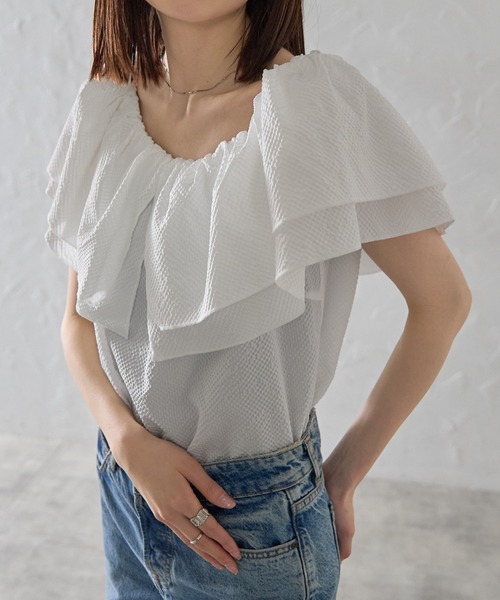 each（イーチ）の「ビッグフリルブラウス/オフショル・前後2WAY（シャツ/ブラウス・レディース・ベージュ/ホワイト・FREE）」の6枚目の写真