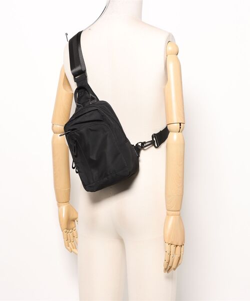 RAW.C（ロークリエイト）の「FUNCTIONAL/ファンクショナル ボディバック MINI ROUND ZIP SLING 撥水 軽量 RCB-095TI（ボディバッグ/ウエストポーチ・メンズ・ブラック・FREE）」の2枚目の写真