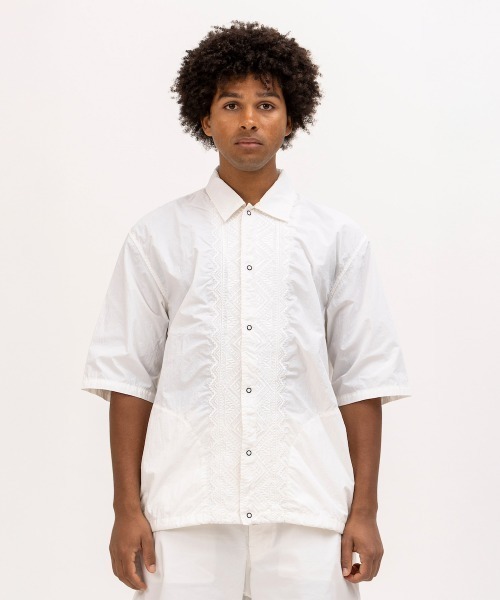 UNFRM OUTDOOR STANDARD(ユニフォームアウトドアスタンダード)の「UNFRM OUTDOOR STANDARD PE TYPEWRITER AFRICAN EMBROIDERY S/S WORK SHIRT(ユニフォームアウトドアスタンダード PE タイプライター アメリカン エンブロイダリー ショートスリーブ ワークシャツ)(シャツ/ブラウス・メンズ・オフホワイト/ネイビー・MEDIUM/SMALL)」の1枚目の写真