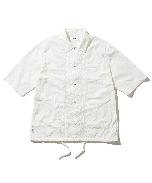 UNFRM OUTDOOR STANDARD(ユニフォームアウトドアスタンダード)の「UNFRM OUTDOOR STANDARD PE TYPEWRITER AFRICAN EMBROIDERY S/S WORK SHIRT(ユニフォームアウトドアスタンダード PE タイプライター アメリカン エンブロイダリー ショートスリーブ ワークシャツ)(シャツ/ブラウス・メンズ・オフホワイト/ネイビー・MEDIUM/SMALL)」の3枚目の写真