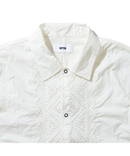 UNFRM OUTDOOR STANDARD(ユニフォームアウトドアスタンダード)の「UNFRM OUTDOOR STANDARD PE TYPEWRITER AFRICAN EMBROIDERY S/S WORK SHIRT(ユニフォームアウトドアスタンダード PE タイプライター アメリカン エンブロイダリー ショートスリーブ ワークシャツ)(シャツ/ブラウス・メンズ・オフホワイト/ネイビー・MEDIUM/SMALL)」の5枚目の写真