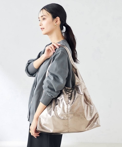 a.v.v（アーヴェヴェ）の「メタリックトート（トートバッグ・レディース・ブラック/ベージュ・38）」の15枚目の写真