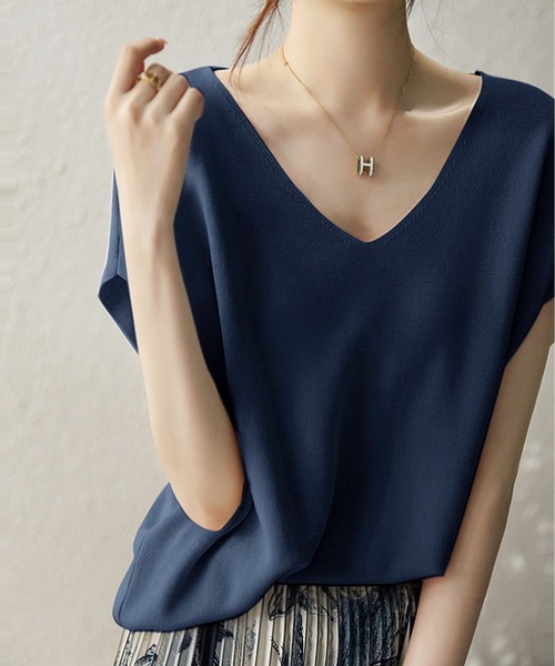BLANC FICELLE(ブランフィセル)の「【上品カジュアル】ゆるシルエットVネックトップス(Tシャツ/カットソー・レディース・ブラック/ブルーグレー/ブルーグリーン/アイボリー/Off White/サックスブルー/イエロー×グリーン/キャメル/Lilac/ピンク/レッド/グレー/ベージュ/ミント/マスタード/ネイビー/Royal・FREE)」の8枚目の写真