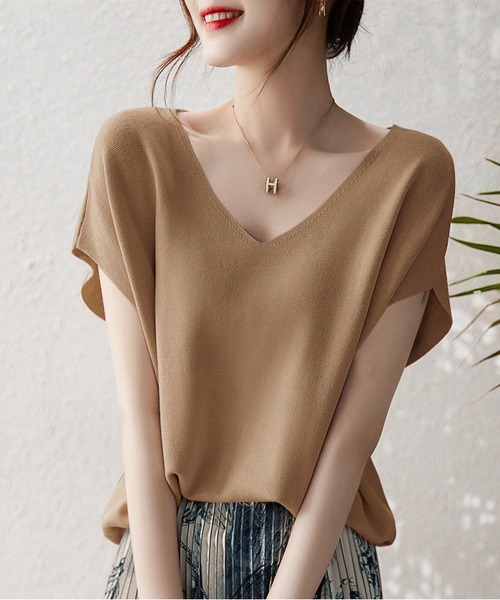 BLANC FICELLE(ブランフィセル)の「【上品カジュアル】ゆるシルエットVネックトップス(Tシャツ/カットソー・レディース・ブラック/ブルーグレー/ブルーグリーン/アイボリー/Off White/サックスブルー/イエロー×グリーン/キャメル/Lilac/ピンク/レッド/グレー/ベージュ/ミント/マスタード/ネイビー/Royal・FREE)」の14枚目の写真