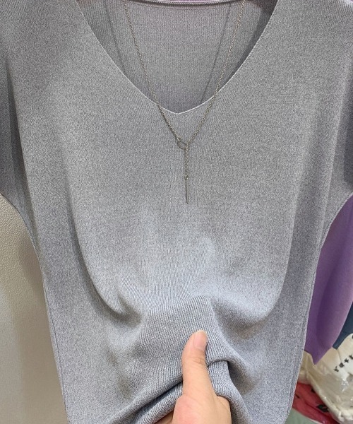 BLANC FICELLE(ブランフィセル)の「【上品カジュアル】ゆるシルエットVネックトップス(Tシャツ/カットソー・レディース・ブラック/ブルーグレー/ブルーグリーン/アイボリー/Off White/サックスブルー/イエロー×グリーン/キャメル/Lilac/ピンク/レッド/グレー/ベージュ/ミント/マスタード/ネイビー/Royal・FREE)」の4枚目の写真