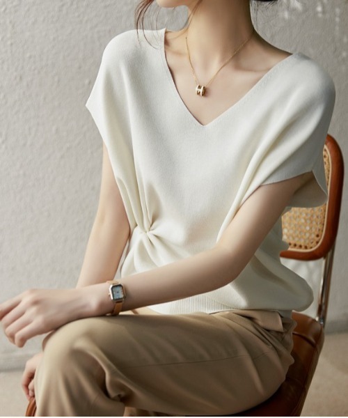 BLANC FICELLE(ブランフィセル)の「【上品カジュアル】ゆるシルエットVネックトップス(Tシャツ/カットソー・レディース・ブラック/ブルーグレー/ブルーグリーン/アイボリー/Off White/サックスブルー/イエロー×グリーン/キャメル/Lilac/ピンク/レッド/グレー/ベージュ/ミント/マスタード/ネイビー/Royal・FREE)」の1枚目の写真