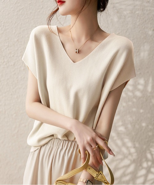 BLANC FICELLE(ブランフィセル)の「【上品カジュアル】ゆるシルエットVネックトップス(Tシャツ/カットソー・レディース・ブラック/ブルーグレー/ブルーグリーン/アイボリー/Off White/サックスブルー/イエロー×グリーン/キャメル/Lilac/ピンク/レッド/グレー/ベージュ/ミント/マスタード/ネイビー/Royal・FREE)」の2枚目の写真
