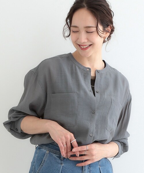DRESKIP（ドレスキップ）の「【高レビュー】大人のシアー感 バンドカラーシャツ（シャツ/ブラウス・レディース・チャコールグレー/ナチュラル/イエロー系その他/ライトブルー/グリーン系/ピンク系・00）」の2枚目の写真