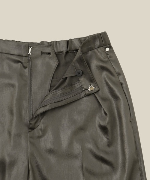 ROPE'（ロペ）の「【WEB・一部店舗限定】ブライトハンマーサテンテーパードパンツ/洗える（その他パンツ・レディース・ベージュ/カーキ・36/38）」の3枚目の写真