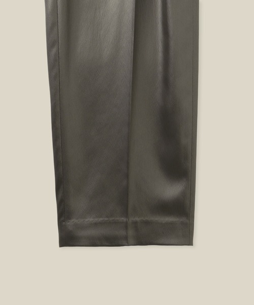 ROPE'（ロペ）の「【WEB・一部店舗限定】ブライトハンマーサテンテーパードパンツ/洗える（その他パンツ・レディース・ベージュ/カーキ・36/38）」の4枚目の写真