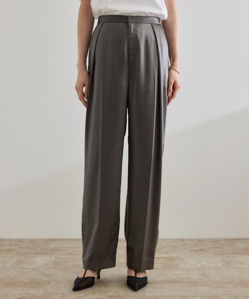 ROPE'（ロペ）の「【WEB・一部店舗限定】ブライトハンマーサテンテーパードパンツ/洗える（その他パンツ・レディース・ベージュ/カーキ・36/38）」の13枚目の写真