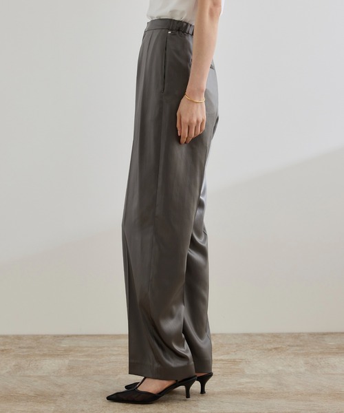 ROPE'（ロペ）の「【WEB・一部店舗限定】ブライトハンマーサテンテーパードパンツ/洗える（その他パンツ・レディース・ベージュ/カーキ・36/38）」の14枚目の写真