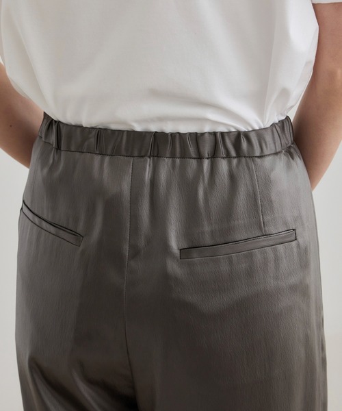 ROPE'（ロペ）の「【WEB・一部店舗限定】ブライトハンマーサテンテーパードパンツ/洗える（その他パンツ・レディース・ベージュ/カーキ・36/38）」の16枚目の写真