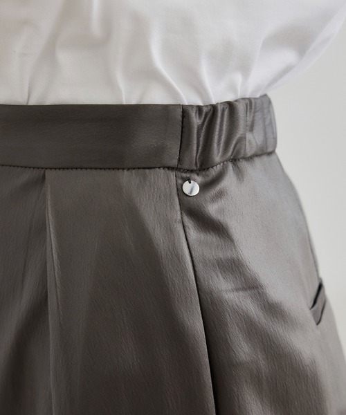 ROPE'（ロペ）の「【WEB・一部店舗限定】ブライトハンマーサテンテーパードパンツ/洗える（その他パンツ・レディース・ベージュ/カーキ・36/38）」の18枚目の写真