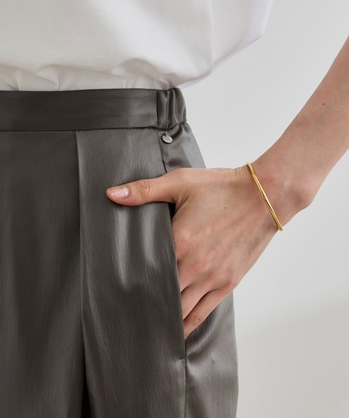 ROPE'（ロペ）の「【WEB・一部店舗限定】ブライトハンマーサテンテーパードパンツ/洗える（その他パンツ・レディース・ベージュ/カーキ・36/38）」の19枚目の写真