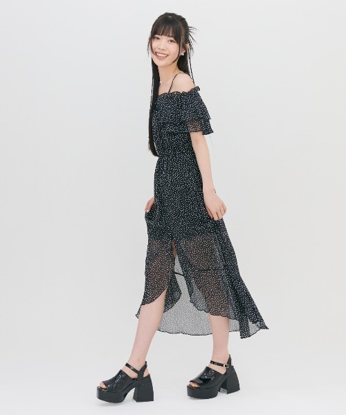 REDYAZEL(レディアゼル)の「ランダムドットオフショルシフォンワンピース(ワンピース・レディース・ブラック/オフホワイト・FREE)」の11枚目の写真