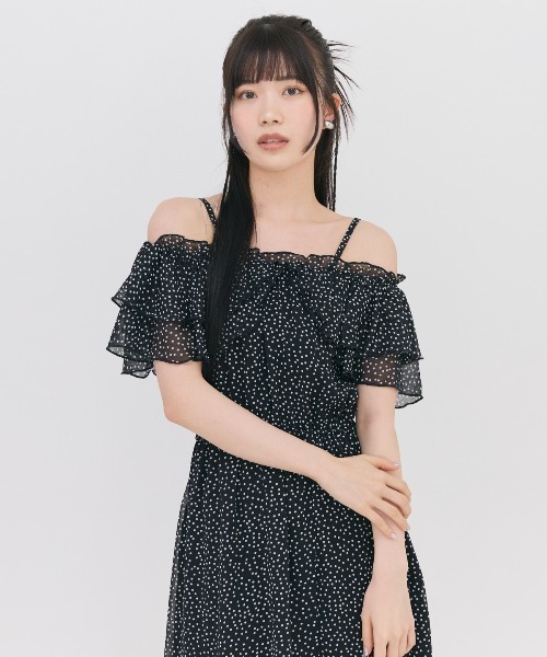 REDYAZEL(レディアゼル)の「ランダムドットオフショルシフォンワンピース(ワンピース・レディース・ブラック/オフホワイト・FREE)」の13枚目の写真
