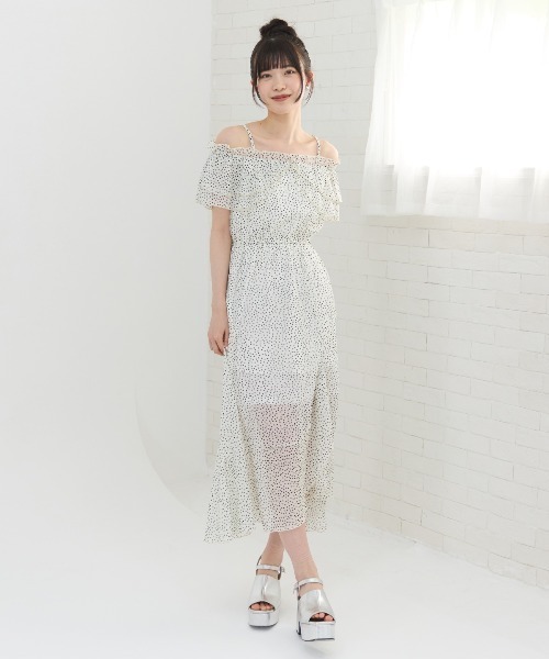 REDYAZEL(レディアゼル)の「ランダムドットオフショルシフォンワンピース(ワンピース・レディース・ブラック/オフホワイト・FREE)」の3枚目の写真