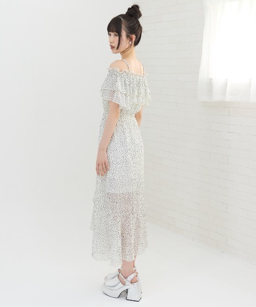 REDYAZEL(レディアゼル)の「ランダムドットオフショルシフォンワンピース(ワンピース・レディース・ブラック/オフホワイト・FREE)」の4枚目の写真