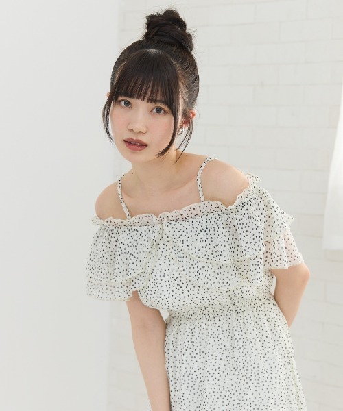 REDYAZEL(レディアゼル)の「ランダムドットオフショルシフォンワンピース(ワンピース・レディース・ブラック/オフホワイト・FREE)」の6枚目の写真