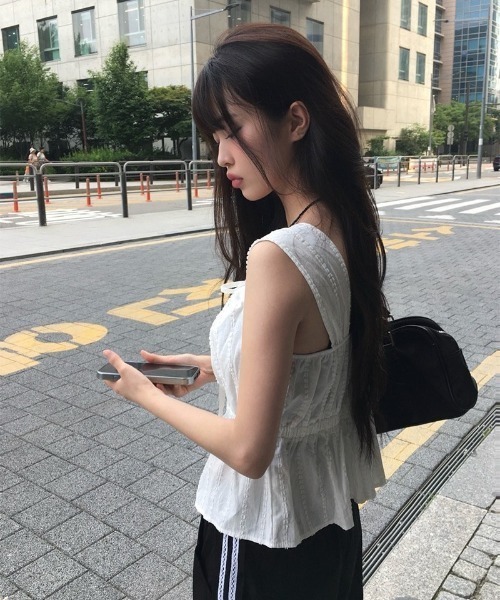 anyonemore（エニワンモア）の「リボン袖なしサマーペプラムブラウス（シャツ/ブラウス・レディース・ブラック/ホワイト・FREE）」の2枚目の写真