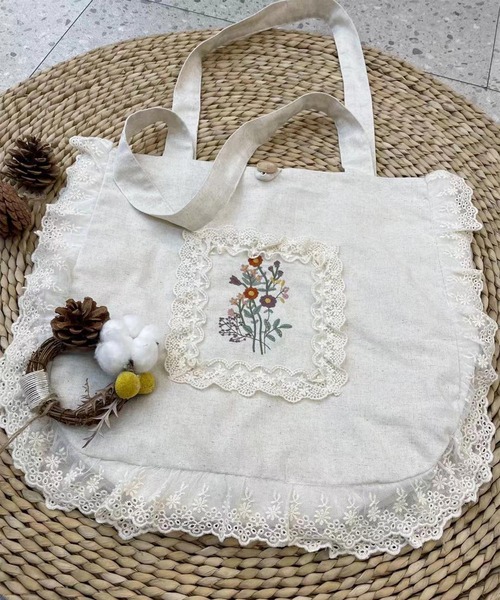 aimoha(アイモハ)の「レースフリル刺繍トートバッグ(トートバッグ・レディース・レッド/ブラック/ホワイト/ベージュ・FREE)」の11枚目の写真