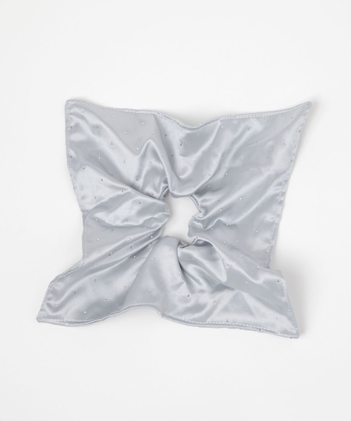 LAKOLE（ラコレ）の「ストーンシルキースクエアシュシュ / 572561（シュシュ・レディース・ブルー/ブラック/アイボリー・FREE）」の3枚目の写真