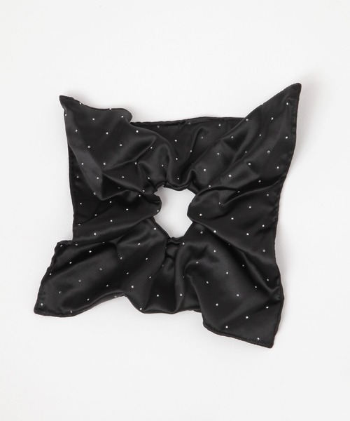 LAKOLE（ラコレ）の「ストーンシルキースクエアシュシュ / 572561（シュシュ・レディース・ブルー/ブラック/アイボリー・FREE）」の2枚目の写真