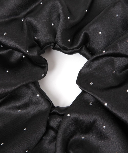 LAKOLE（ラコレ）の「ストーンシルキースクエアシュシュ / 572561（シュシュ・レディース・ブルー/ブラック/アイボリー・FREE）」の6枚目の写真