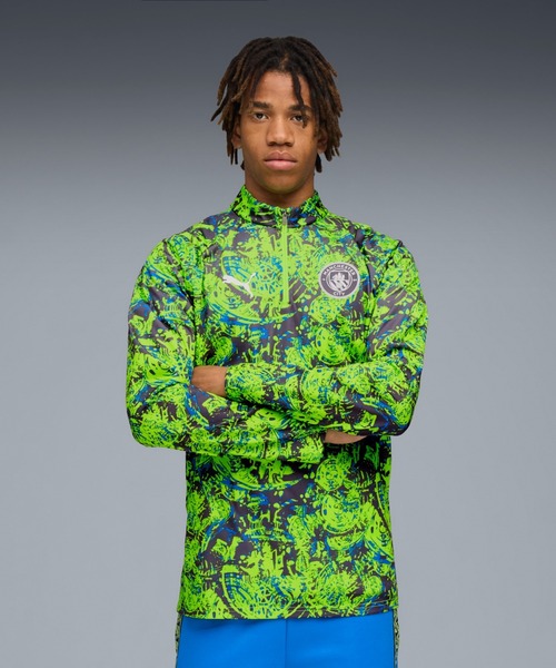 PUMA（プーマ）の「PUMA プーマ メンズ 2025-26 マンチェスターシティ FC プレマッチ クォーター（Tシャツ/カットソー・メンズ・ブラック/グリーン系その他7/グリーン系その他6・LARGE/MEDIUM/SMALL/X-LARGE/X-SMALL）」の3枚目の写真