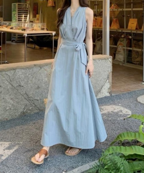 FAVORITO(ファヴォリート)の「ノースリーブVネックワンピース(ワンピース・レディース・ブルーグレー/ブラック・F)」の18枚目の写真