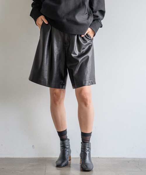 HEREIAM(ヘレイアム)の「【HEREIAM】この秋、マストバイ!ハーフレザーパンツ(その他パンツ・レディース・ブラック・SMALL/MEDIUM)」の1枚目の写真