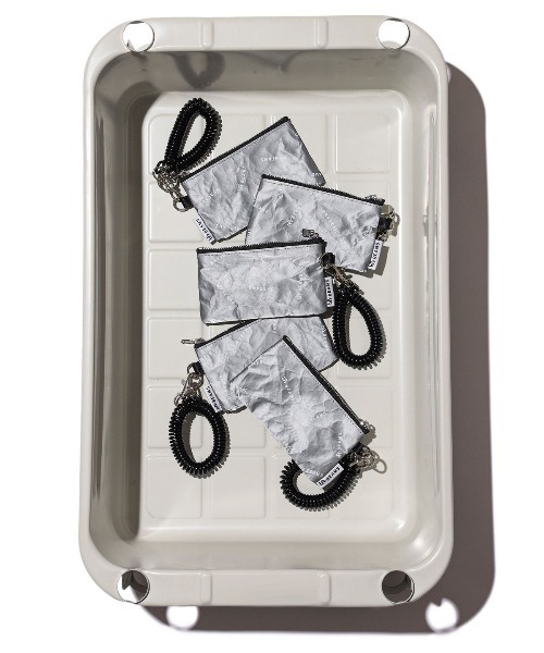 bpr BEAMS（ビーピーアール ビームス ）の「モノグラム ポーチ XS（ポーチ・レディース・ブラック/ホワイト/シルバー・ONE SIZE）」の3枚目の写真