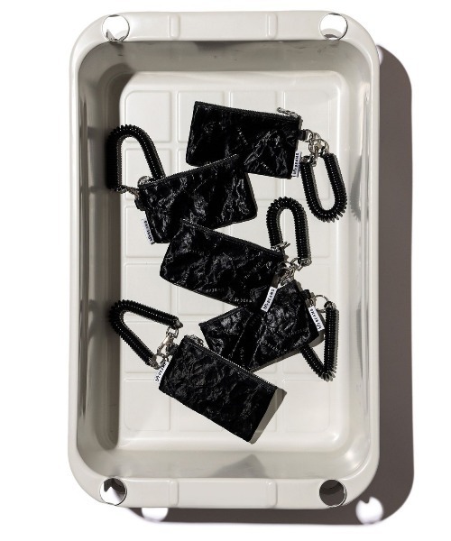 bpr BEAMS（ビーピーアール ビームス ）の「モノグラム ポーチ XS（ポーチ・レディース・ブラック/ホワイト/シルバー・ONE SIZE）」の2枚目の写真